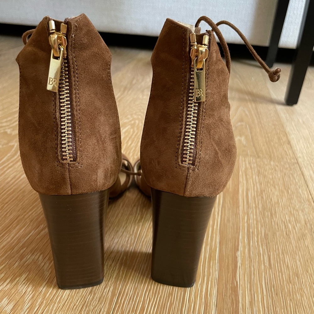 Banana Republic • Almeria Suede Sandal - Picture 5 of 9